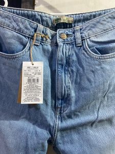 Stylish Light Wash Split Hem Jeans