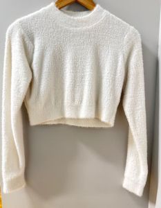 FOREVER 21 Fluffy White Cropped Sweater