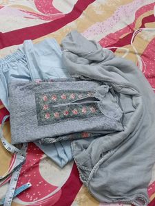 Elegant Grey Kurta Set with Floral Embroidery