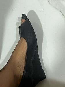 Chic Black Wedge Peep-Toe Heels