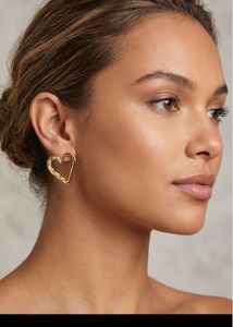 ✨ FRESH ARRIVAL ✨Gold Tone Heart Earrings