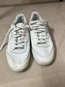 URGENT 🚨 Puma White Casual Sneakers