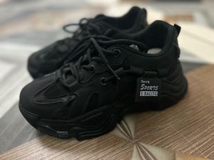 Woman’s Black Chunky Platform Sneakers