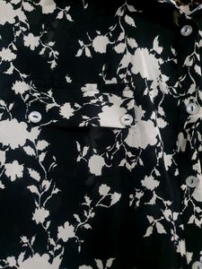 BLACK AND WHITE TOP(NO IRON REQUIRED)