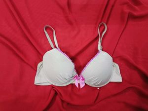 🇳🇿💫🎀Comfortable Light Grey Bra with Pink Trim
