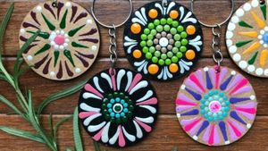 CUSTOMISED MANDALA ART HAND PAINTED KEYCHAINS🎀