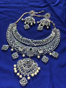 Exquisite Emerald &amp; Diamond Necklace Set