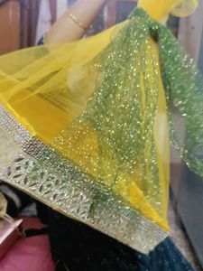 Square tray covered with yellow net for trouse