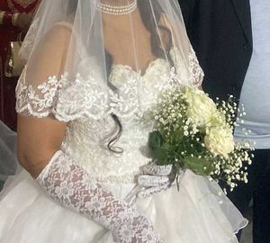 Elegant Lace Gloves