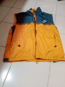 Stylish Two-Tone Sleeveless Jacket