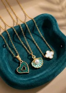 3 picese Elegant Pendants Necklace Set Totally New