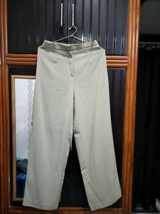 Stylish Wide-Leg Neutral Trousers
