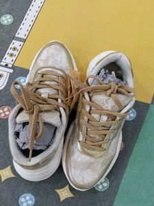Sports shoes