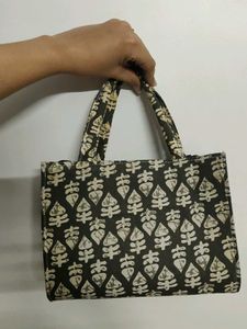 Designer Handbag with Coin Pouch🖤🤍✨