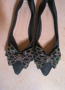 Elegant Black Flats with Bow Embellishment