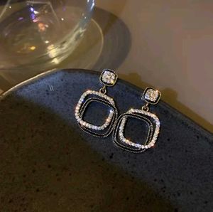 Elegant Black Flower &amp; Crystal Square Earrings