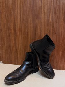 Classic Black Leather Chelsea Boots!
