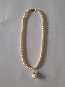 Elegant Pearl Necklace with Pendant