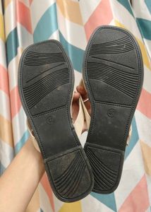 Cutesy Daisy beach flats🌼
