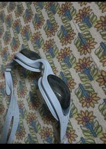 Swimsuit-free goggle