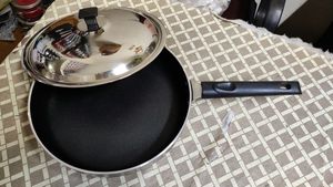 BRAND NEW NONSTICK FRY PAN WITH STAINLESS STEEL LI
