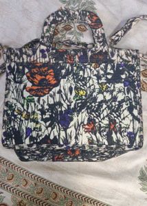 sling bag in black colour