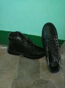 Black High-Top Fashion Sneakers
