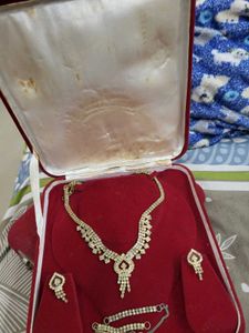 Stunning Jewellery Set with Earrings