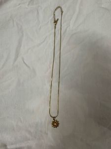 Delicate Gold Flower Pendant Necklace