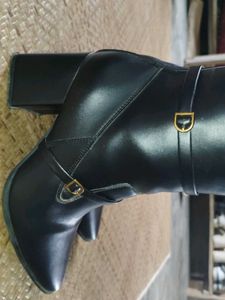 Chic Black Heeled Boots