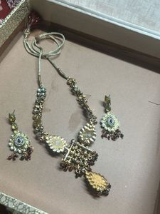 Elegant Kundan Necklace and Earring Set