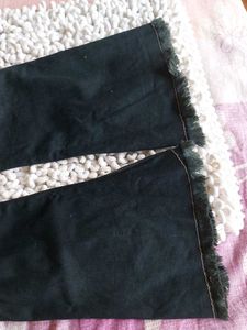 LEVIS❗️PRICE DROP RIPPED BOOTCUT JEANS🎀