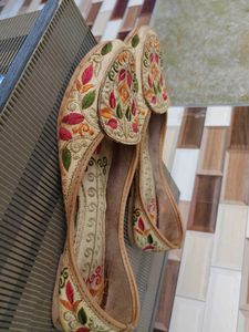 Embroidered Juttis (40) shoes for women
