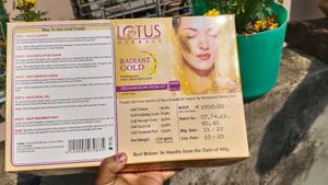 Lotus Herbals Radiant Gold Facial Kit