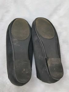 Stylish Black Loafers with Gold Accent