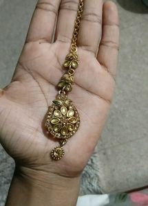 Elegant Gold Maang Tikka