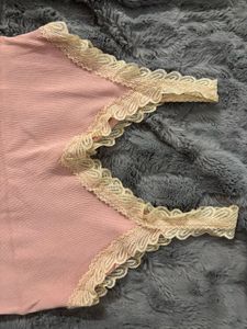 🎀🧞‍♀️👛💘Pink Lace Trim Cami Top