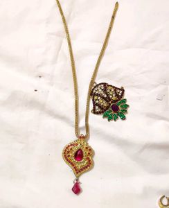 Neckpiece with 2 pendants