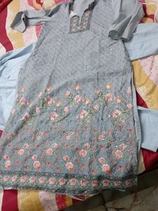 Elegant Grey Kurta Set with Floral Embroidery
