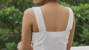 with Freebies ✨ ❤️ White Button-Front Top
