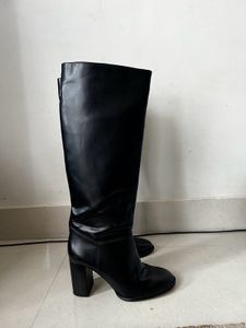 Chic Black Knee-High Boots