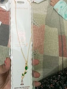 Elegant Gold Necklace with Emerald Stone