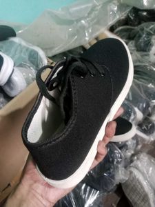 NEW NO USED CASUAL SHOES