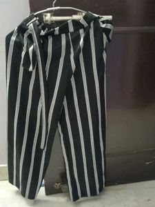 A very light stripe lower pant