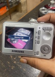 Samsung Digimax D860 digital camera