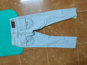 Light Wash Distressed Cropped Jeans