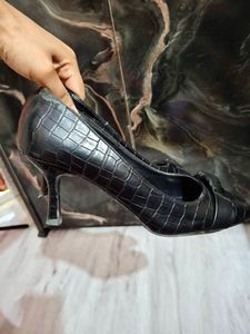 Chic Black Croc-Embossed Heels