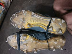 adidas Pradoitor nike mercurial