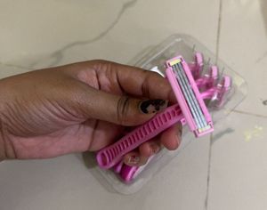 Pink Gillctte hair Razors (Set of 3)