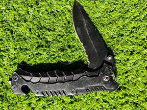 BLACK FOLDING POCKET KNIFECompact EDC